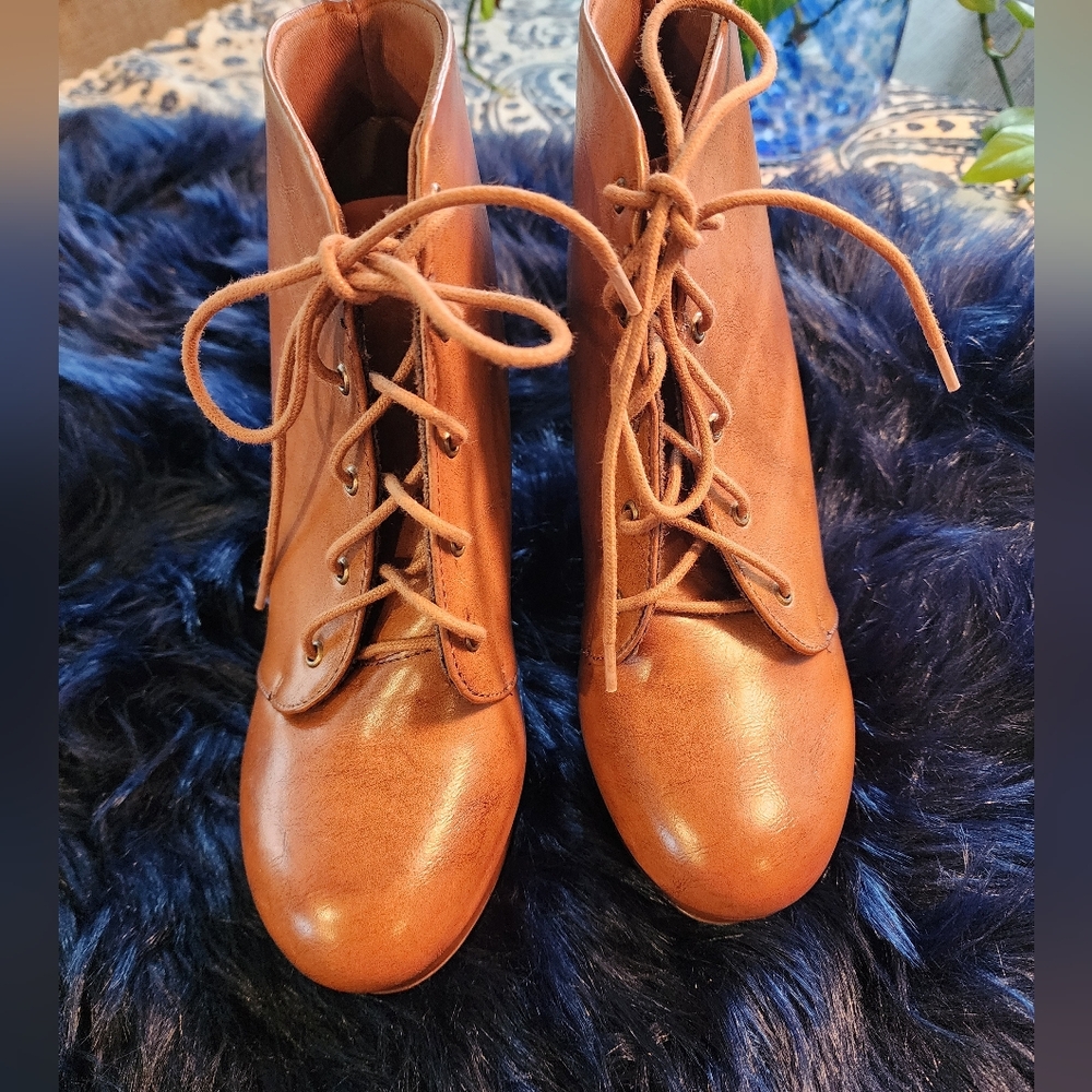 Women's Tan Lace-Up Platform Ankle Boots, Sz. 9